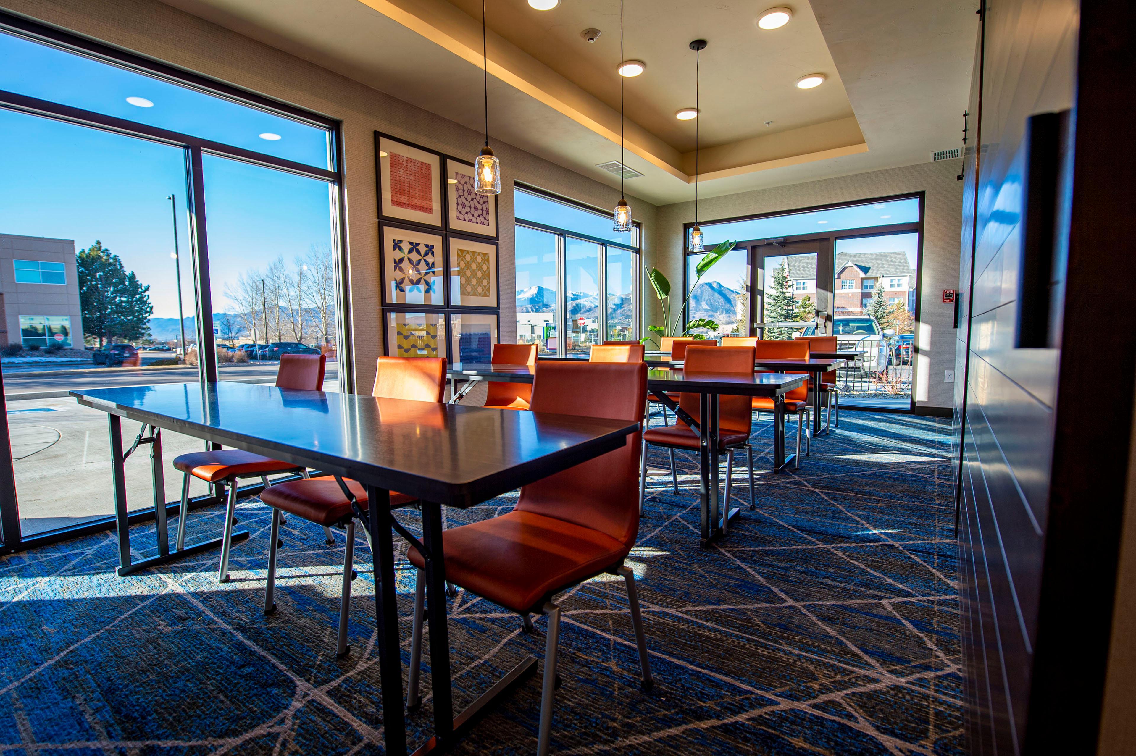 Holiday Inn Express & Suites - Colorado Springs Afa Northgate By Ihg Exterior foto