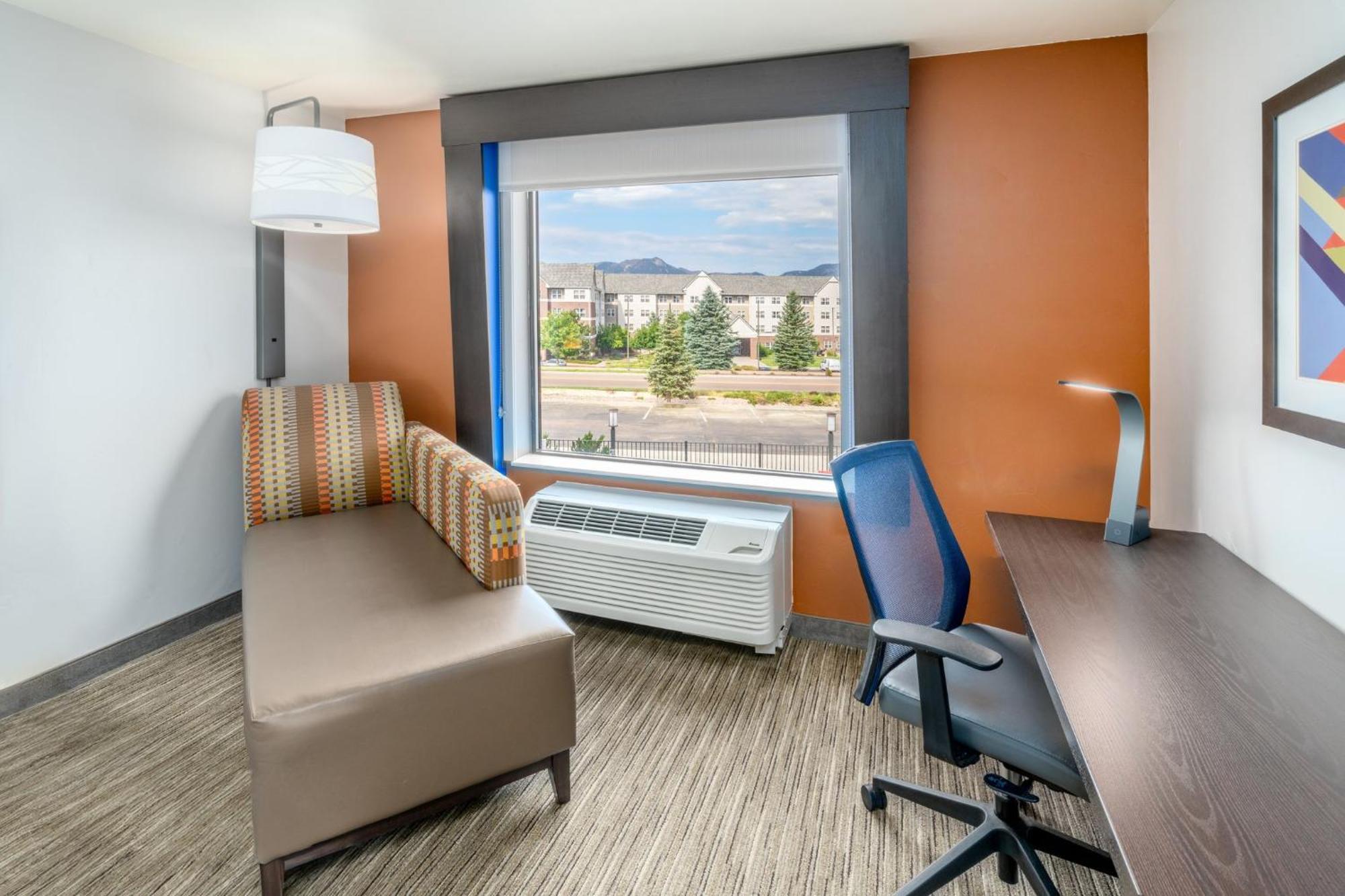 Holiday Inn Express & Suites - Colorado Springs Afa Northgate By Ihg Exterior foto